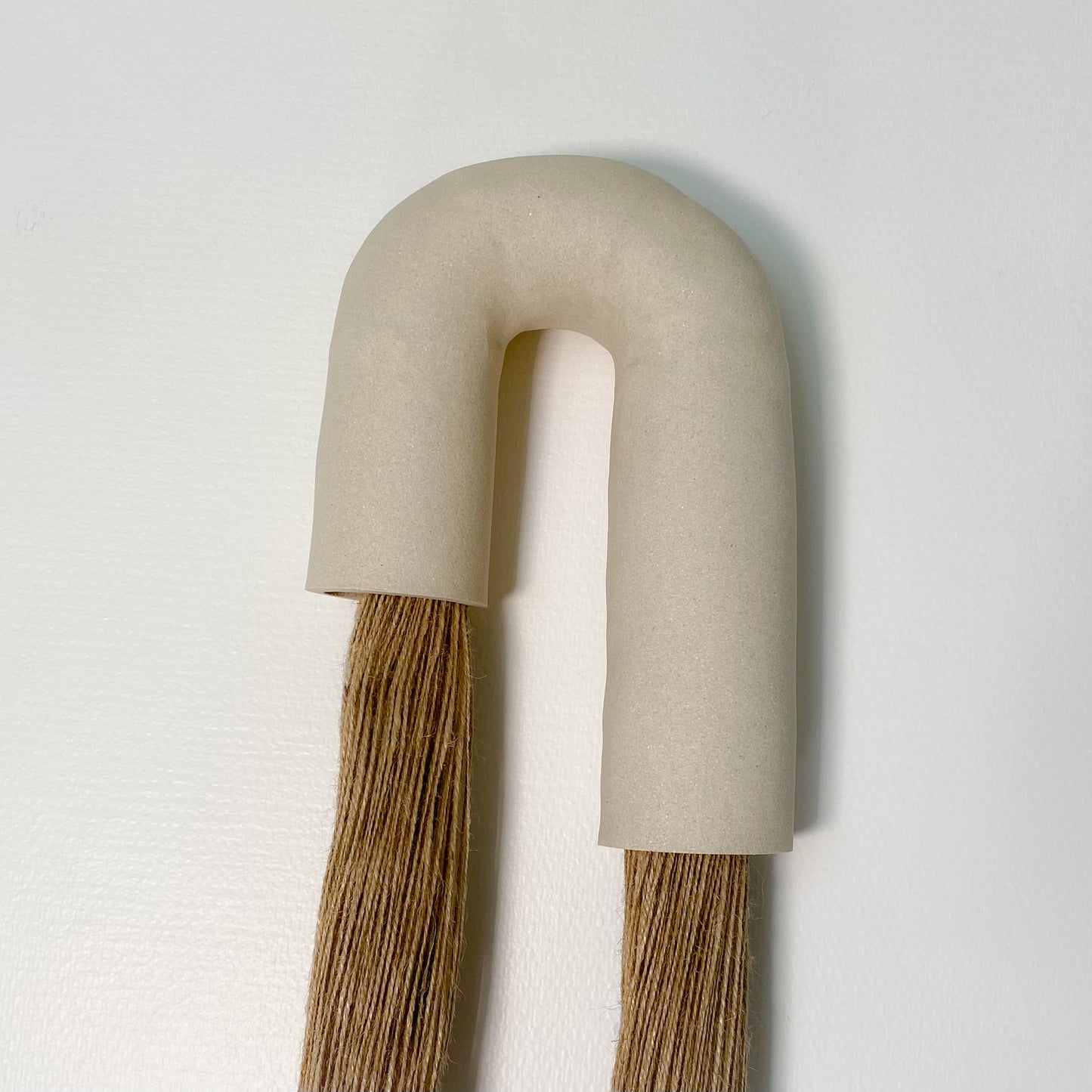Tube asymétrique en grès blanc et corde
