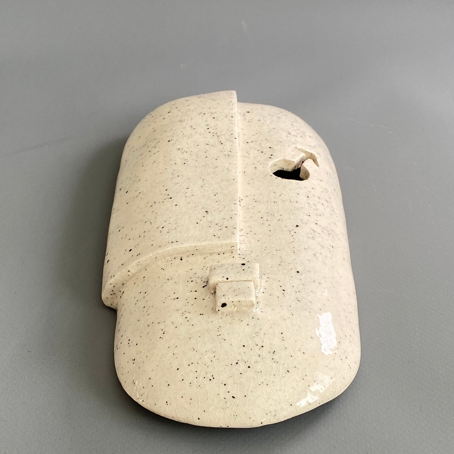 Masque en grès pigmenté blanc